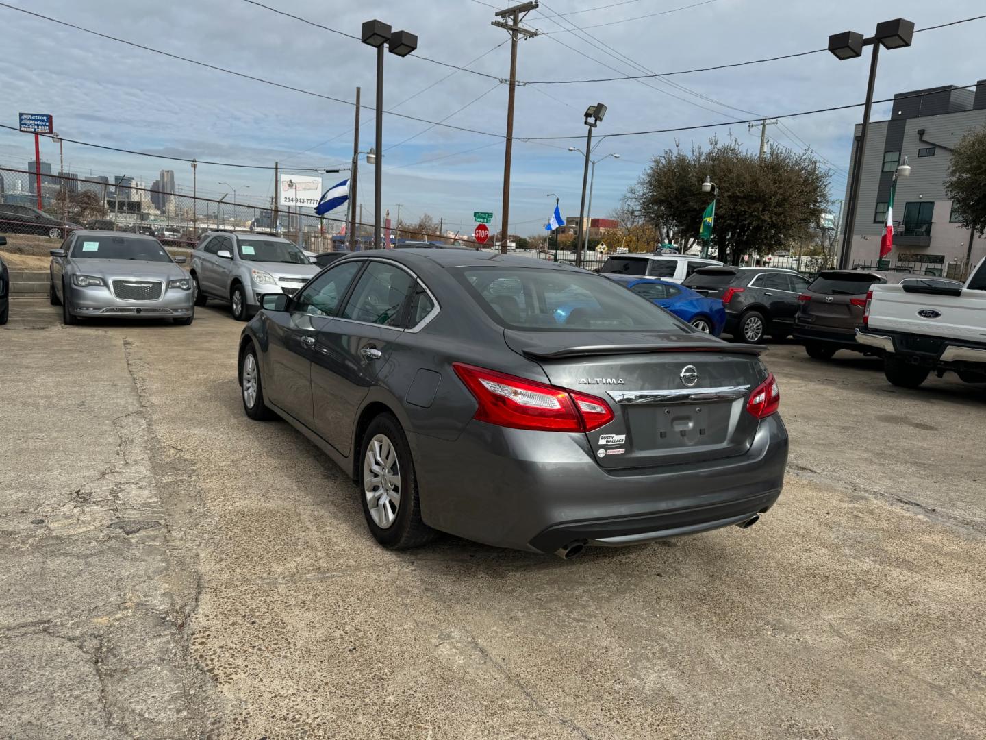 2016 Nissan Altima 2.5 SL (1N4AL3AP6GN) with an 2.5L L4 DOHC 16V engine, CVT transmission, located at 945 E. Jefferson Blvd, Dallas, TX, 75203, (214) 943-7777, 32.752514, -96.811630 - Photo#2